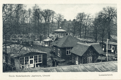 600088 Overzicht over het Jaarbeursterrein op het Lucasbolwerk te Utrecht, tijdens de derde Nederlandse Jaarbeurs.